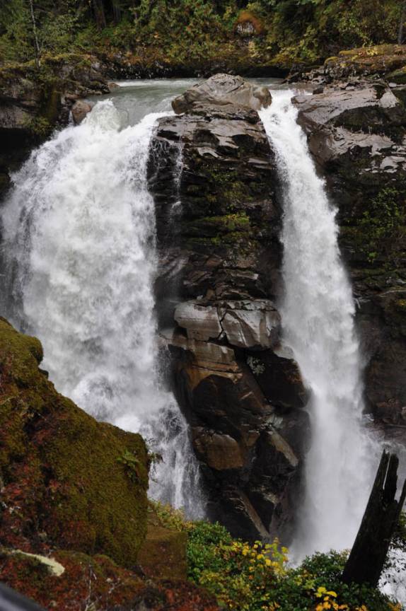 Grande cachoeira no North Cascades National Park, no estado de Washington, noroeste dos  Estados Unidos